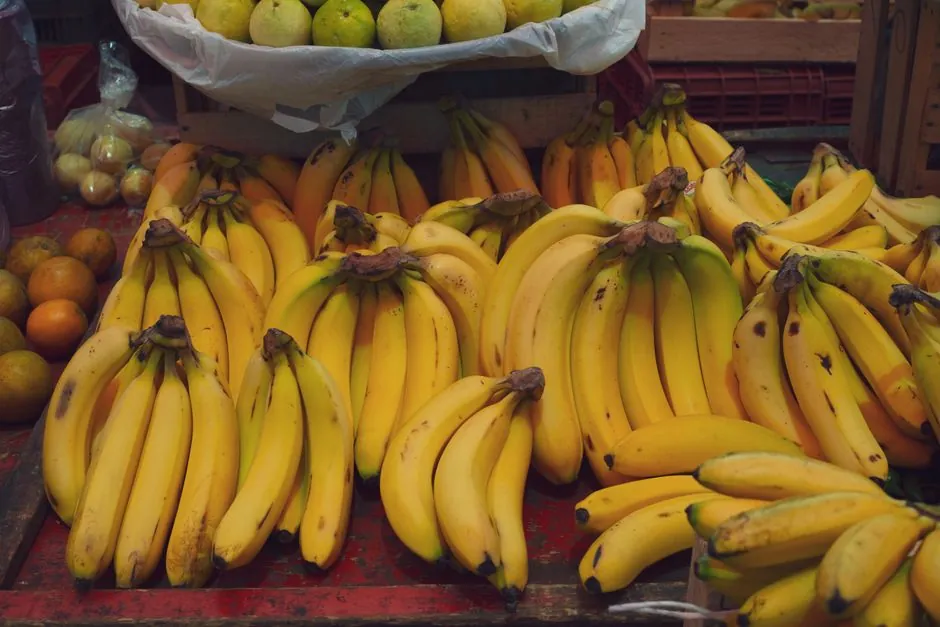 A vibrant display of bananas and citrus fruits at a local market in Ciudad de M&eacute;xico.