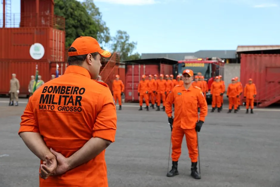 Uniformed firefighters of Mato Grosso in formation for training exercise outdoors.