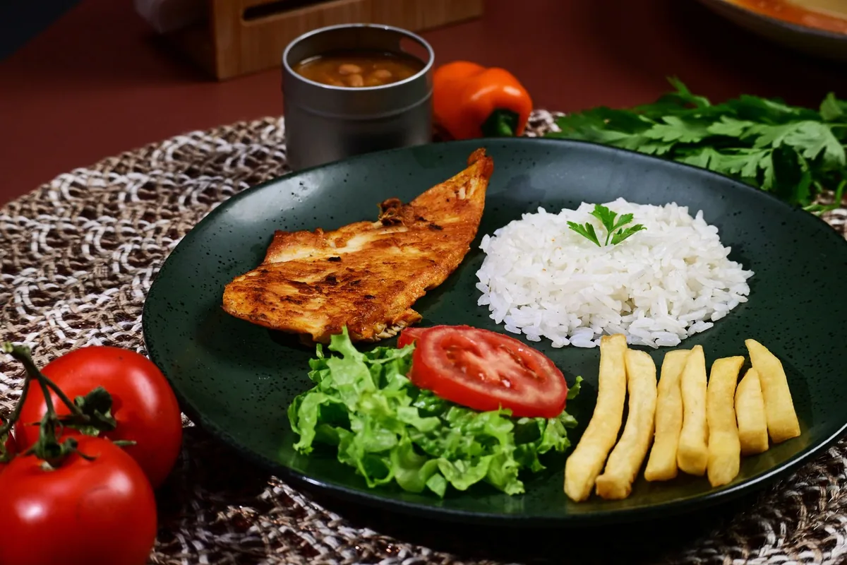 Peito de frango na frigideira suculento sem ressecar e com sabor de restaurante