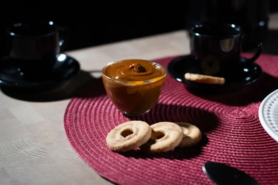 Enjoy a cozy coffee break with dulce de leche and cookies on a stylish setup in São Paulo.