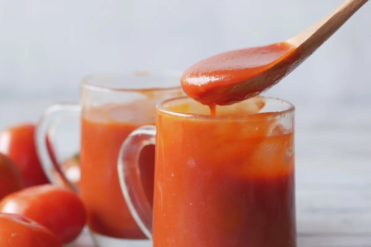 Molho de tomate caseiro simples que qualquer um pode fazer