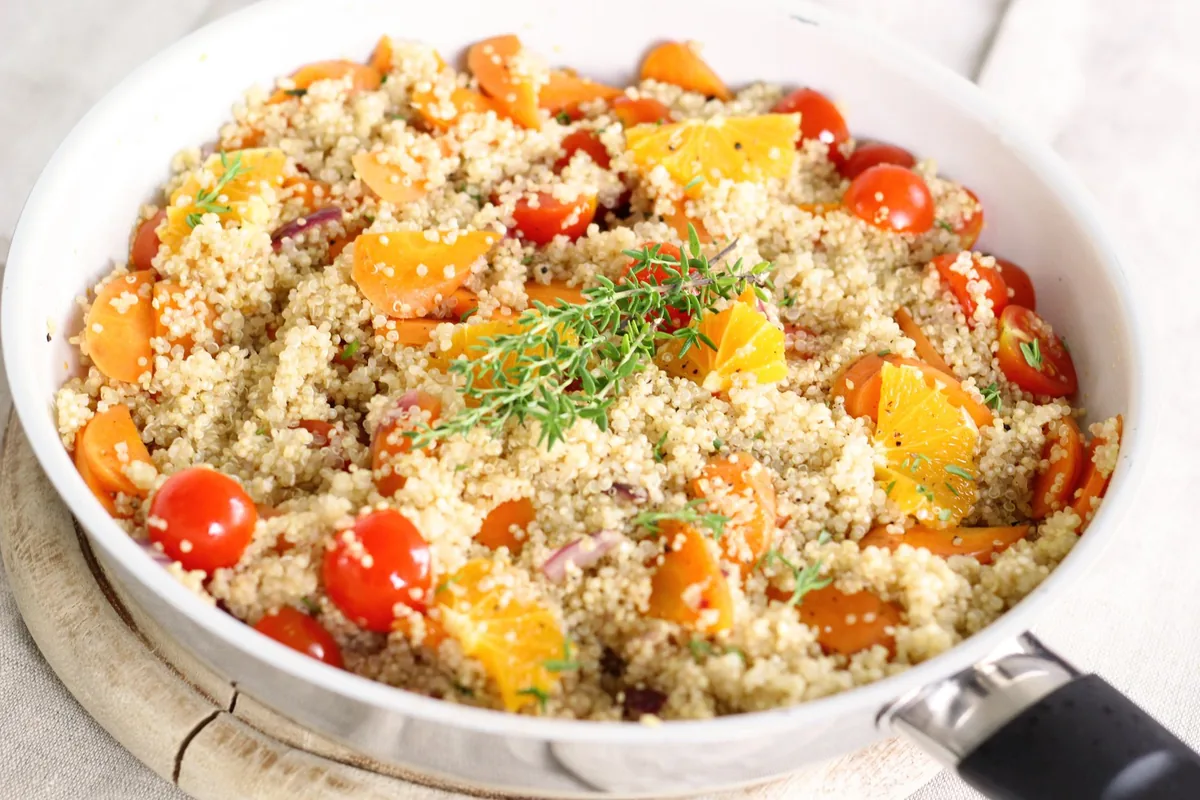 Como Fazer uma Salada de Quinoa Fácil para Marmita em 20 Minutos