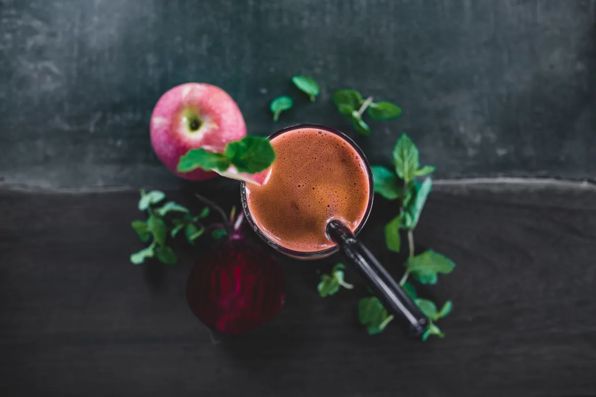 Qual é o melhor suco detox para desinchar a barriga de forma rápida e natural?