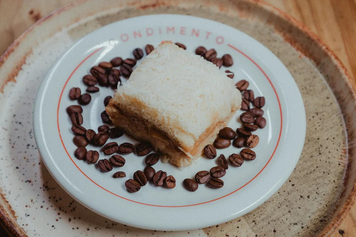 Bolo de Fubá Cremoso: Liquidificador Rápido ou Assado Tradicional? Qual Faz Mais Sucesso?