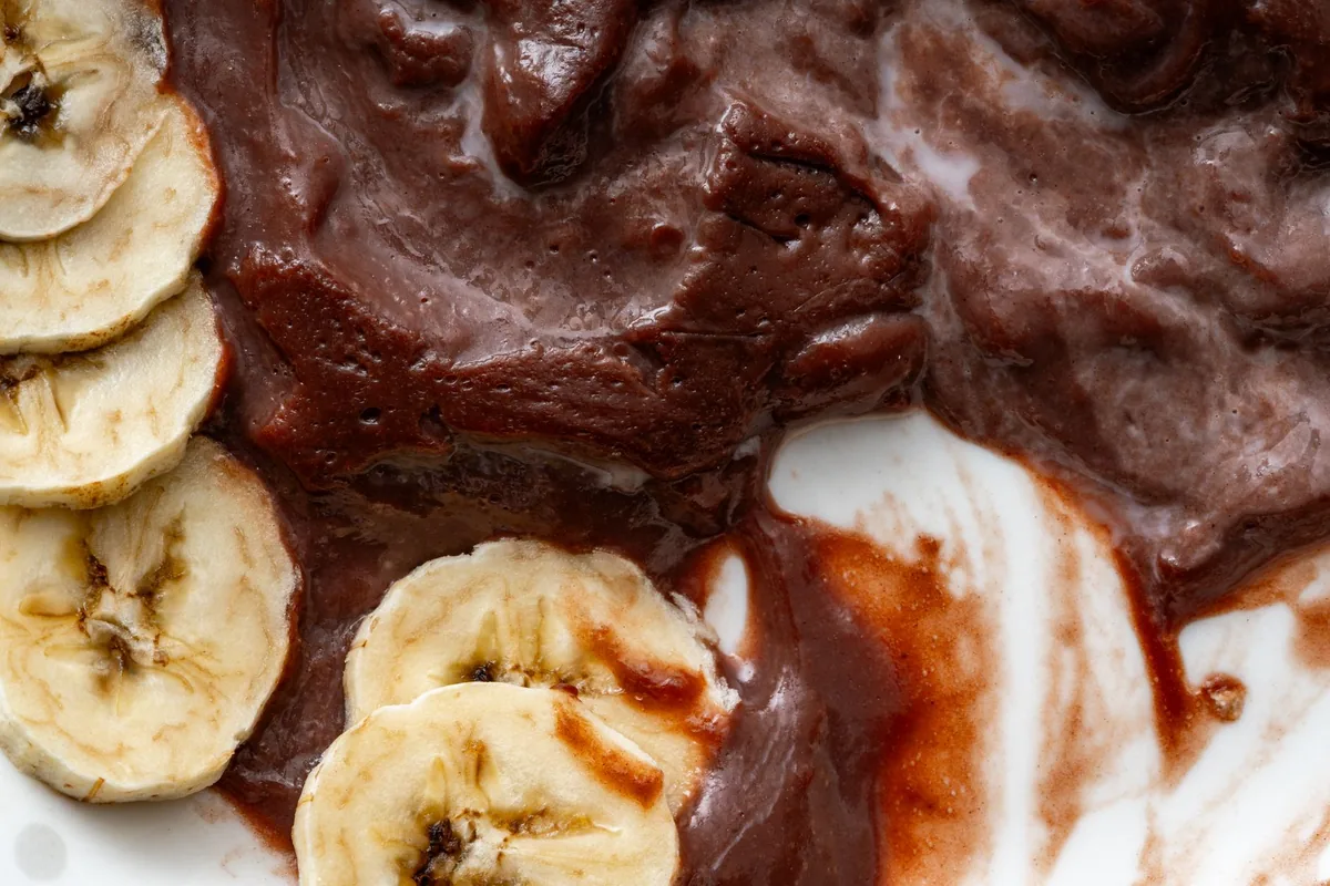 Como Fazer Sobremesa Gelada de Banana com Chocolate Meio Amargo na Geladeira Sem Gelatina