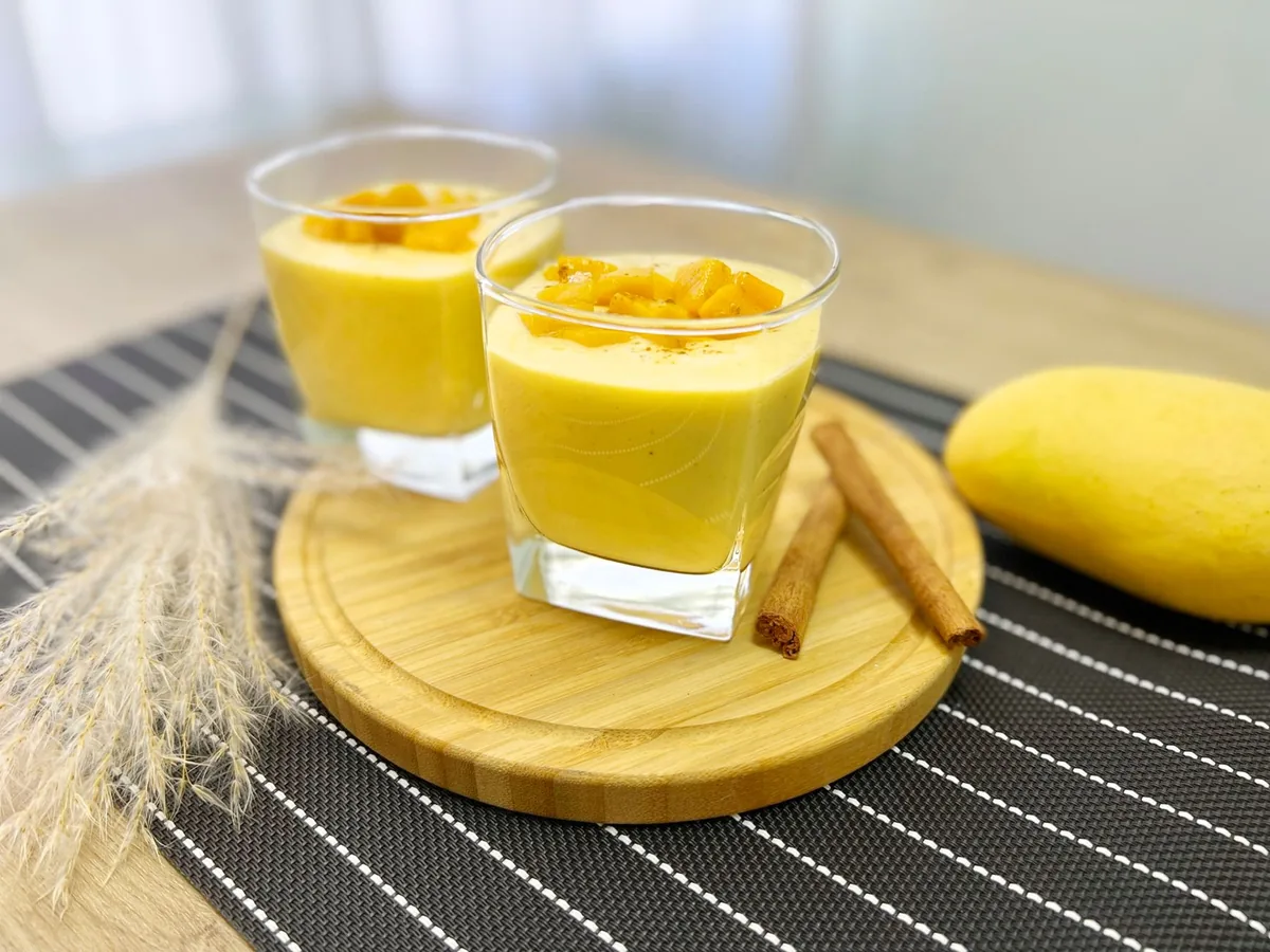 Suco cremoso de manga verde com açúcar e gelo que fica pronto em minutos e não deixa resíduos